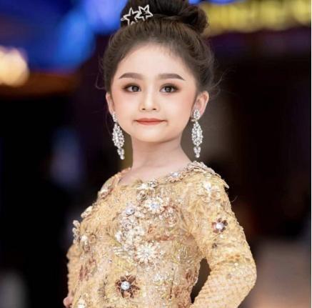 7岁泰国萝莉又获“选美冠军”！穿成熟礼服化浓妆，卸妆后才惊艳