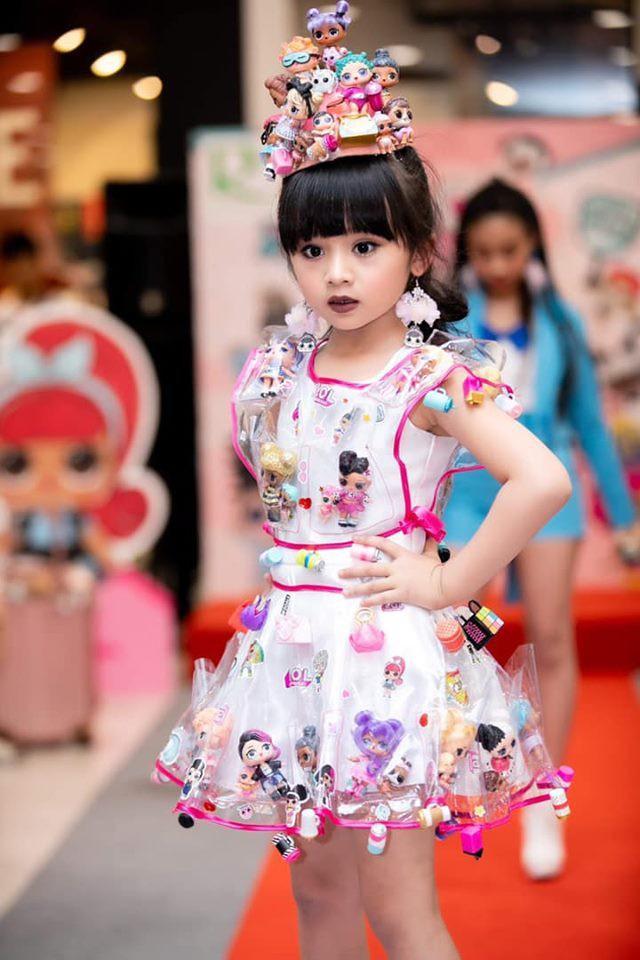 7岁泰国萝莉又获“选美冠军”！穿成熟礼服化浓妆，卸妆后才惊艳